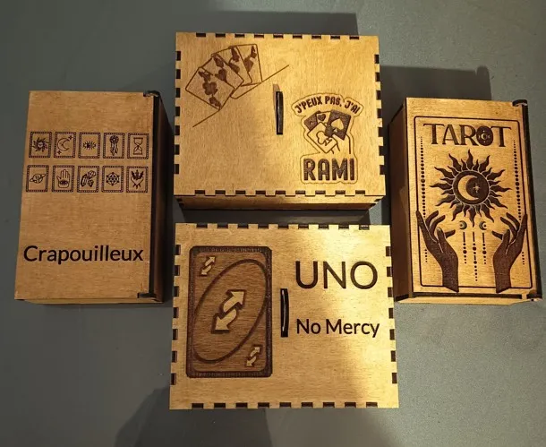 Boites de jeux de cartes.