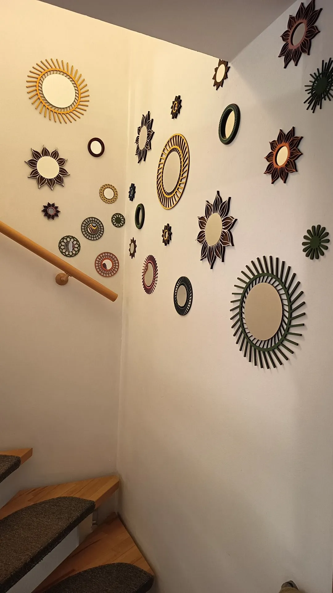 Petits miroirs muraux.