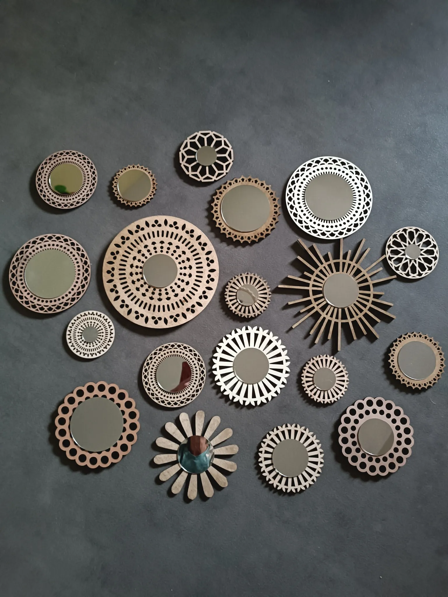 Petits miroirs décoratifs muraux.